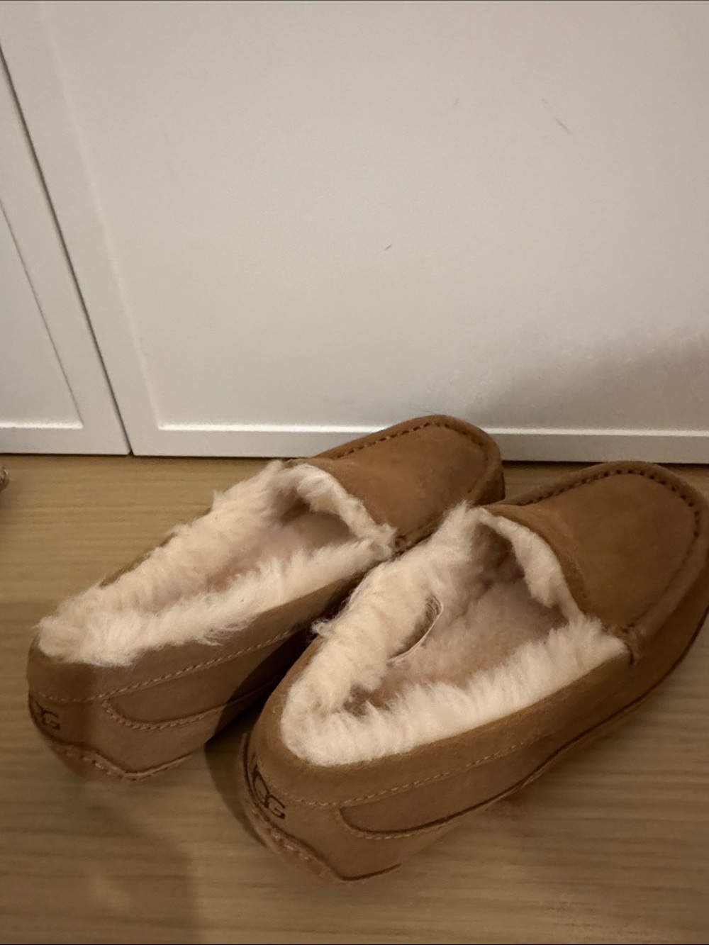NWOT UGG Cream Shearling-Lined Slippers/Moccasins